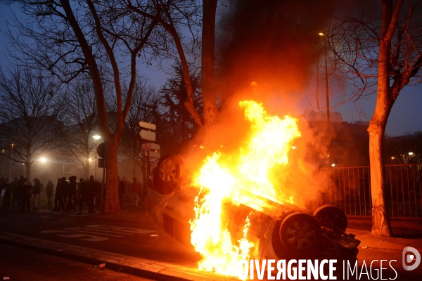 Manifestation en soutien à Théo victime de viol à Bobigny. Clashes in Paris suburb after police rape.