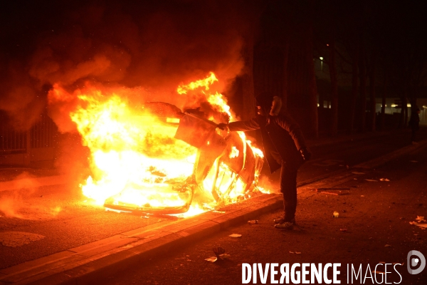 Manifestation en soutien à Théo victime de viol à Bobigny. Clashes in Paris suburb after police rape.