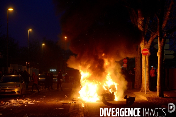 Manifestation en soutien à Théo victime de viol à Bobigny. Clashes in Paris suburb after police rape.