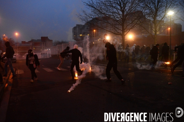 Manifestation en soutien à Théo victime de viol à Bobigny. Clashes in Paris suburb after police rape.