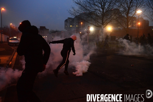 Manifestation en soutien à Théo victime de viol à Bobigny. Clashes in Paris suburb after police rape.