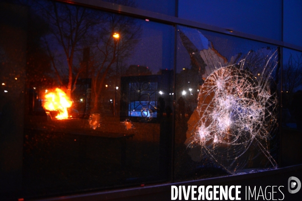 Manifestation en soutien à Théo victime de viol à Bobigny. Clashes in Paris suburb after police rape.