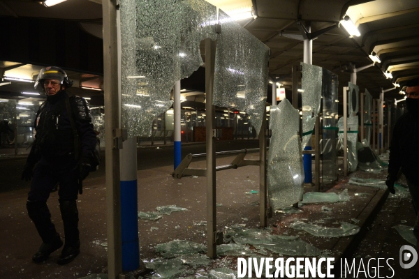 Manifestation en soutien à Théo victime de viol à Bobigny. Clashes in Paris suburb after police rape.