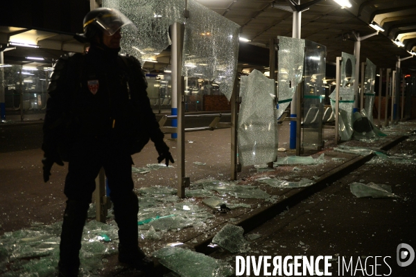 Manifestation en soutien à Théo victime de viol à Bobigny. Clashes in Paris suburb after police rape.