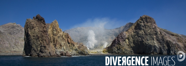 White island/ile volcanique