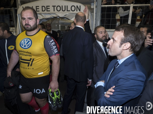Emmanuel Macron attend a rugby match