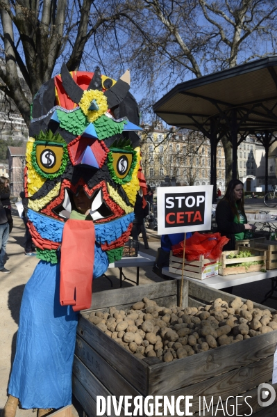 Yannick Jadot, candidat écologiste en visite à Grenoble