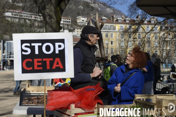 Yannick Jadot, candidat écologiste en visite à Grenoble