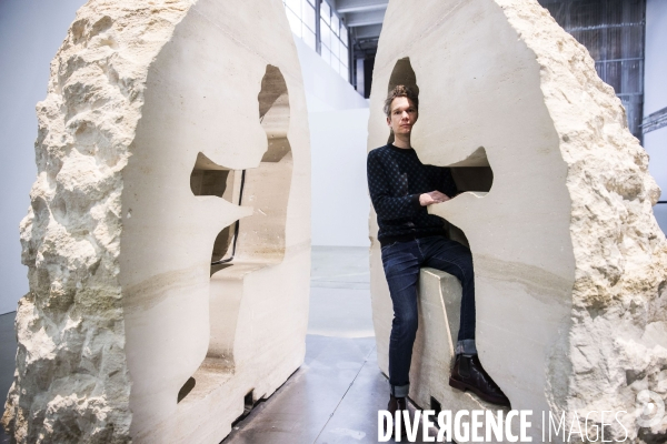 L artiste contemporain Abraham Poincheval réalise une performance inédite :   Pierre  . Il tentera  d habiter un rocher pendant une semaine, 22 février au 1er mars 2017 au Palais de Tokyo.