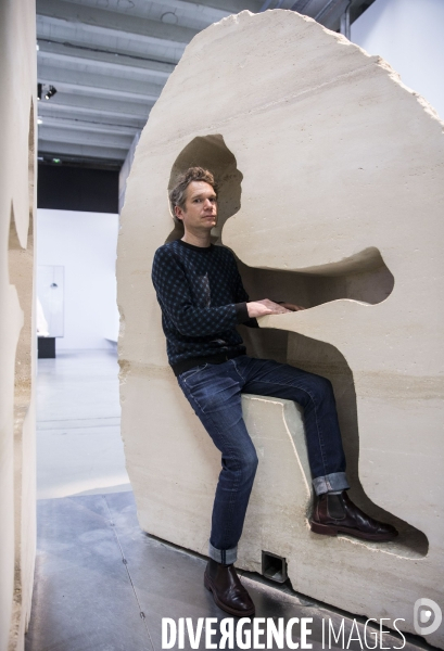 L artiste contemporain Abraham Poincheval réalise une performance inédite :   Pierre  . Il tentera  d habiter un rocher pendant une semaine, 22 février au 1er mars 2017 au Palais de Tokyo.