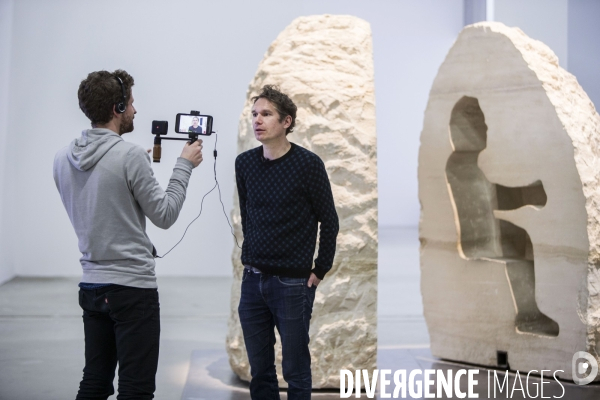 L artiste contemporain Abraham Poincheval réalise une performance inédite :   Pierre  . Il tentera  d habiter un rocher pendant une semaine, 22 février au 1er mars 2017 au Palais de Tokyo.