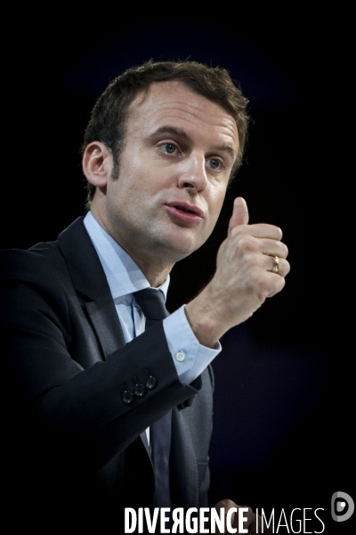 Emmanuel Macron, candidat d En marche! présente son programme pour la santé au cours d un grand oral organisé par la Mutualité française au palais Brongniart à Paris