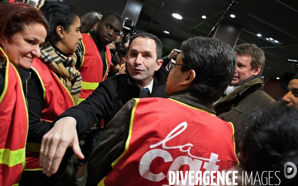 Benoit Hamon rencontre des salaries de McDonald s