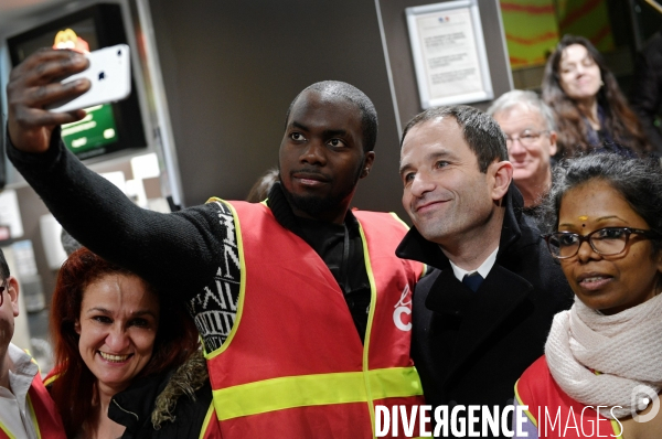 Benoit Hamon rencontre des salaries de McDonald s