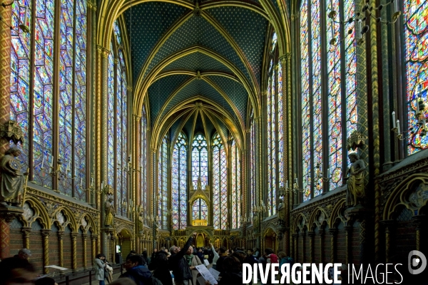 Illustration Fevrier2017.Un groupe de touristes a la sainte Chapelle