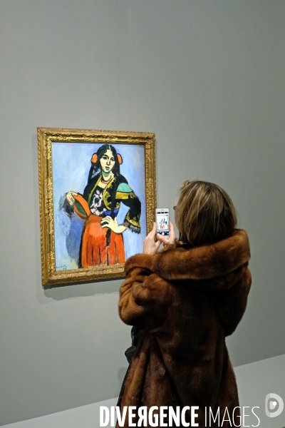 Illustration Fevrier2017.Face a face.L espagnole au tambourin de Matisse et la femme au manteau de fourrure et smartphone