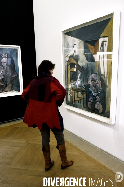 Illustration Fevrier2017.Femme regardant un tableau de Picasso au musee national Picasso.