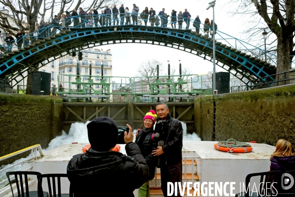 Illustration Fervrier2017.A bord d un bateau mouche sur le canal saint  martin