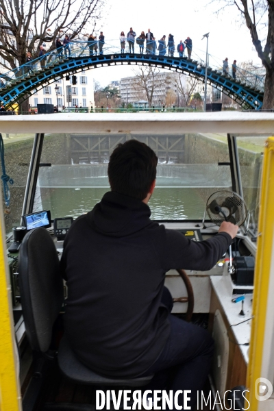 Illustration Fervrier2017.A bord d un bateau mouche sur le canal saint  martin