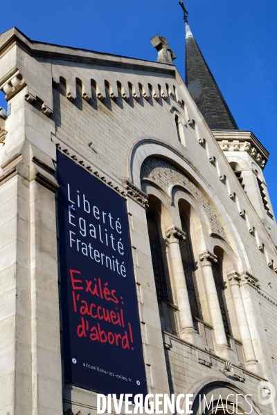 Illustration Fevrier2017.Liberte,egalite,fraternite.Exiles l acceuil d abord, banderole sur la facade d une eglise reformee boulevard des batignolles