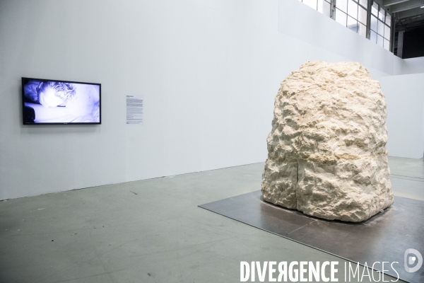 L artiste contemporain Abraham POINCHEVAL sort du rocher dans lequel il s est fait enfermé pendant une semaine au Palais de Tokyo à Paris