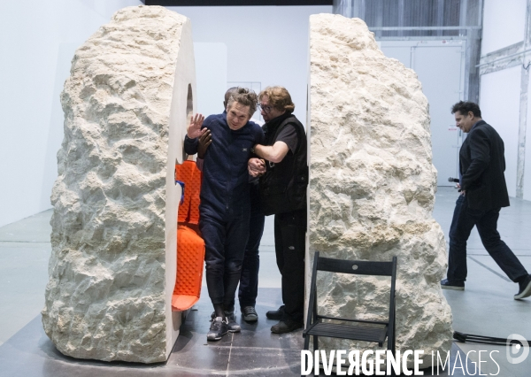 L artiste contemporain Abraham POINCHEVAL sort du rocher dans lequel il s est fait enfermé pendant une semaine au Palais de Tokyo à Paris