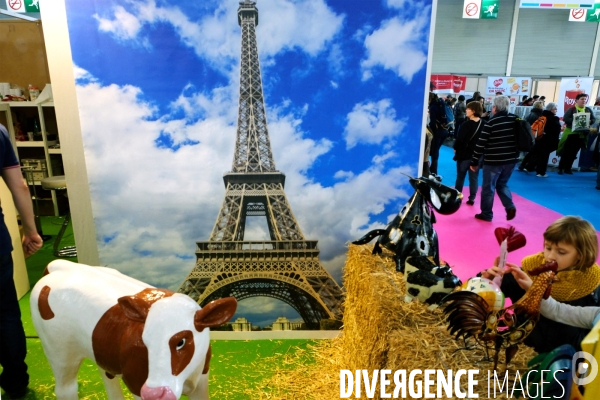 Salon international de l agriculture 2017.Tour Eiffel, animaux et bottes de paille la Poste couvre l  ensemble du territoire, des territoires