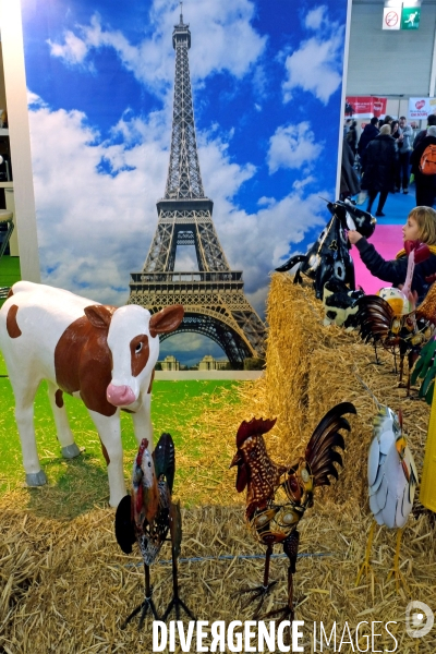 Salon international de l agriculture 2017.Tour Eiffel, animaux et bottes de paille la Poste couvre l  ensemble du territoire, des territoires