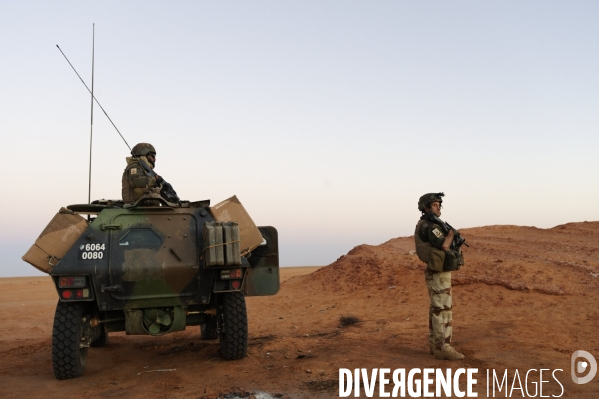 BARKHANE au Niger : Recherche des groupes armés terroristes avec les FAN.