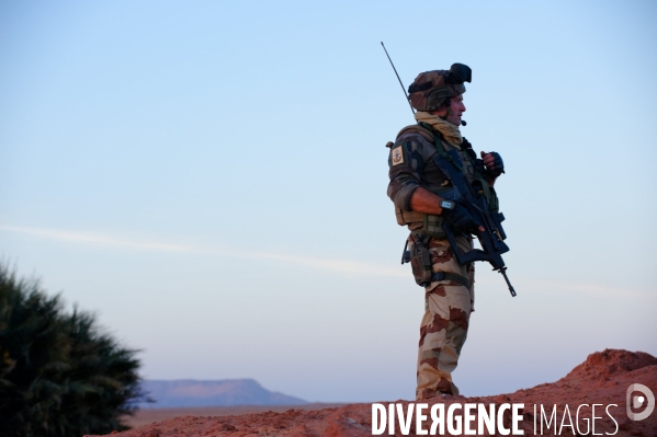 BARKHANE au Niger : Recherche des groupes armés terroristes avec les FAN.