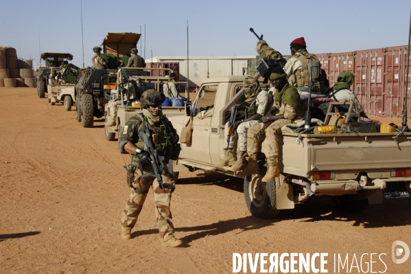 BARKHANE au Niger : Recherche des groupes armés terroristes avec les FAN.