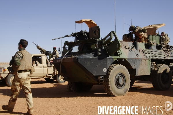 BARKHANE au Niger : Recherche des groupes armés terroristes avec les FAN.