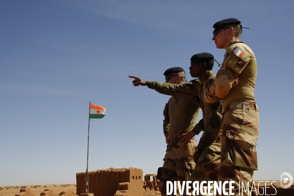 BARKHANE au Niger : Recherche des groupes armés terroristes avec les FAN.