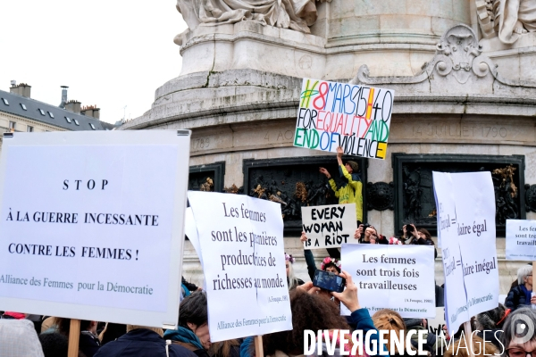Le 8 mars journee internationale des femmes rassemblement place de la republique