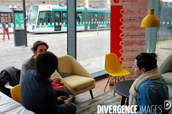 Etudiants dans les locaux du premier (S) pace dans la residence etudiante Delphine Seyrig.