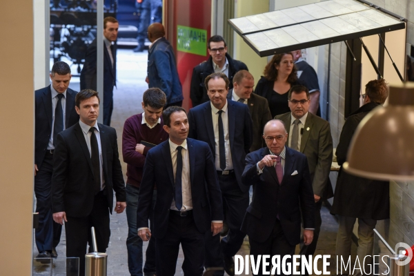 Bernard Cazeneuve au QG de Benoît Hamon