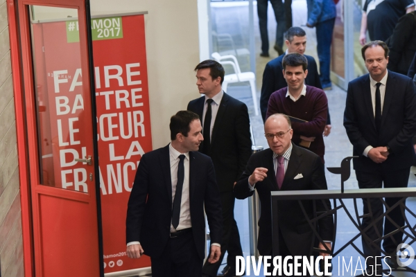 Bernard Cazeneuve au QG de Benoît Hamon