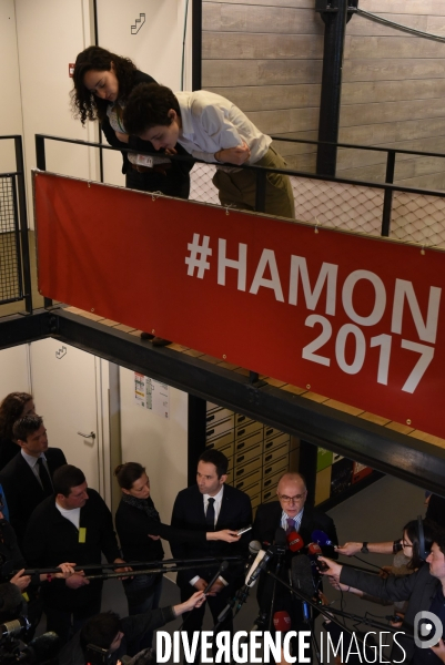 Bernard Cazeneuve au QG de Benoît Hamon