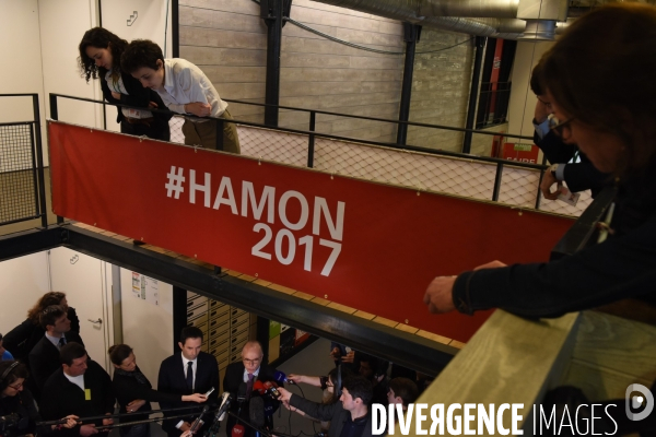 Bernard Cazeneuve au QG de Benoît Hamon