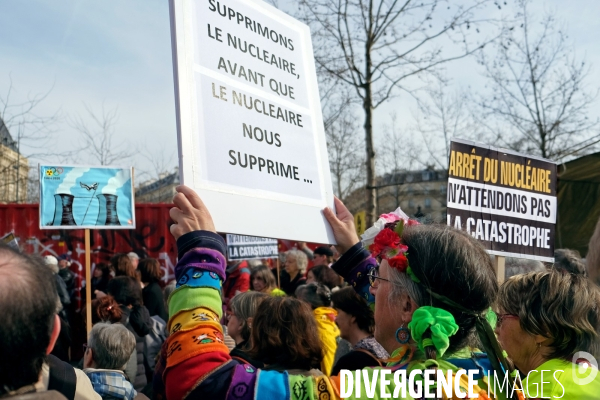 Manifestation a l occasion du 6 eme anniversaire de Fukushima place de la Republique