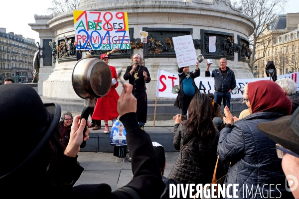 Manifestation contre la corruption en politique place de la republique