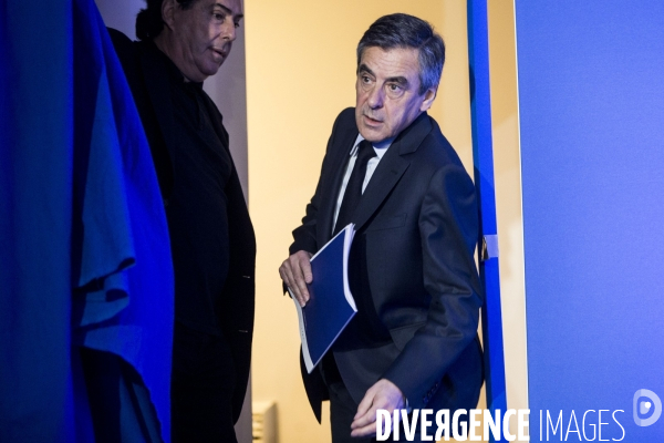 François FILLON, le candidat Les Républicains à l élection présidentielle présente son programme à son QG de campagne.