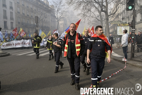 Manifestation nationale des pompiers à Paris. Firemen in Paris.