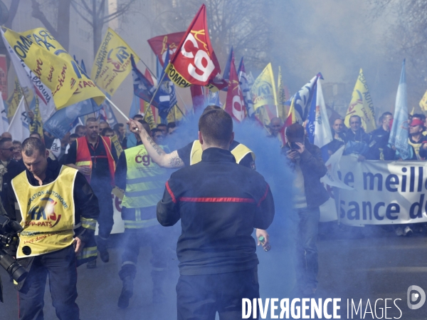 Manifestation nationale des pompiers à Paris. Firemen in Paris.