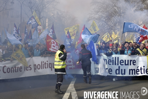 Manifestation nationale des pompiers à Paris. Firemen in Paris.