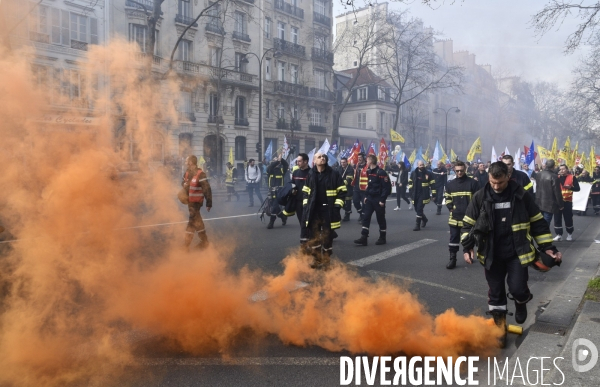 Manifestation nationale des pompiers à Paris. Firemen in Paris.