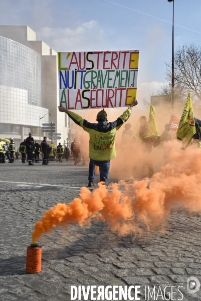 Manifestation nationale des pompiers à Paris. Firemen in Paris.