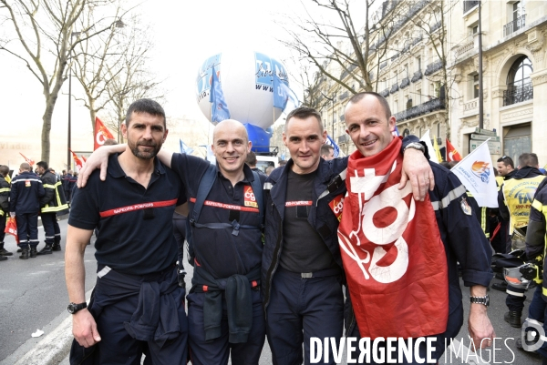 Manifestation nationale des pompiers à Paris. Firemen in Paris.