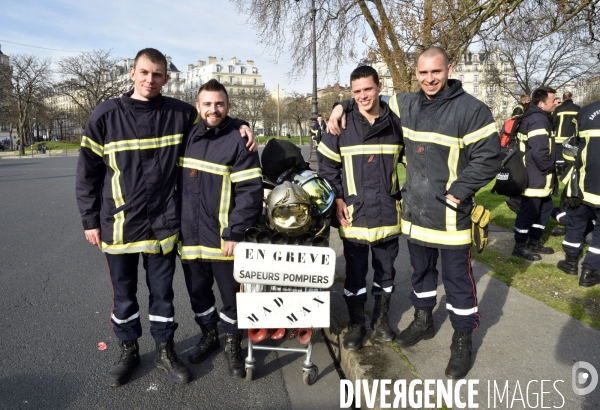 Manifestation nationale des pompiers à Paris. Firemen in Paris.