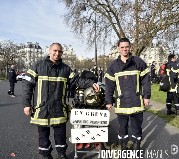 Manifestation nationale des pompiers à Paris. Firemen in Paris.